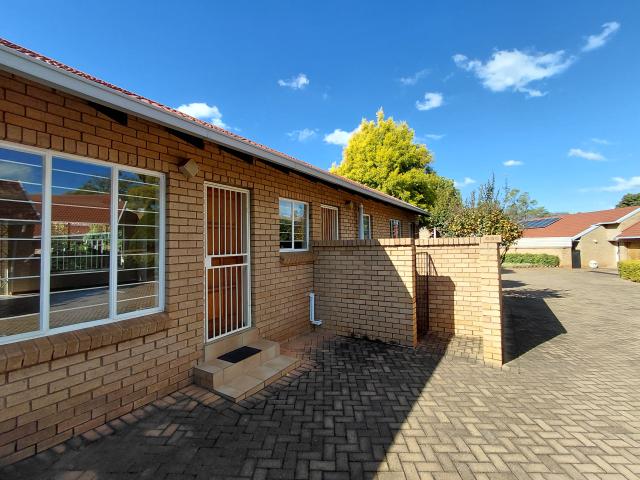 Townhouse for rent in Waterkloof, Gauteng