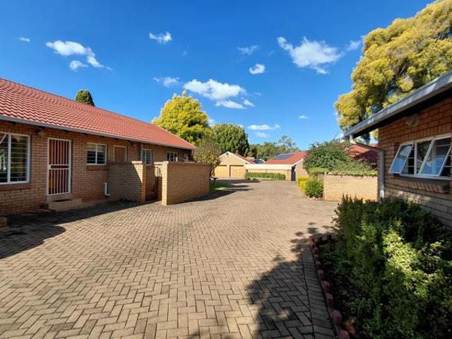 Townhouse for rent in Waterkloof, Gauteng