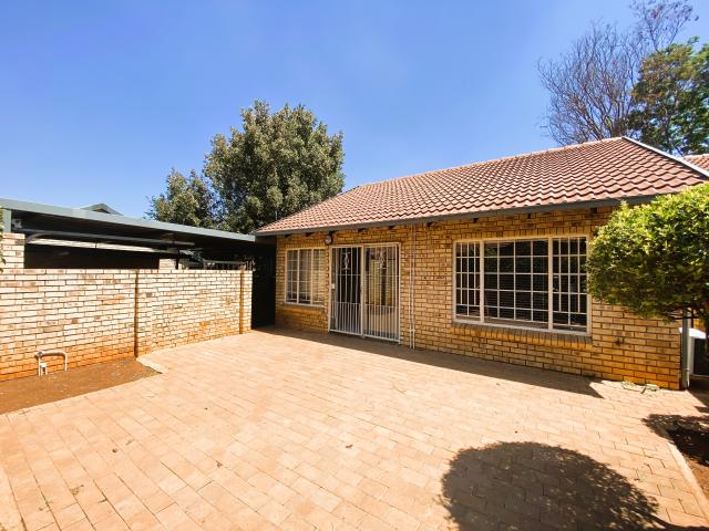 Townhouse for rent in Waterkloof, Gauteng