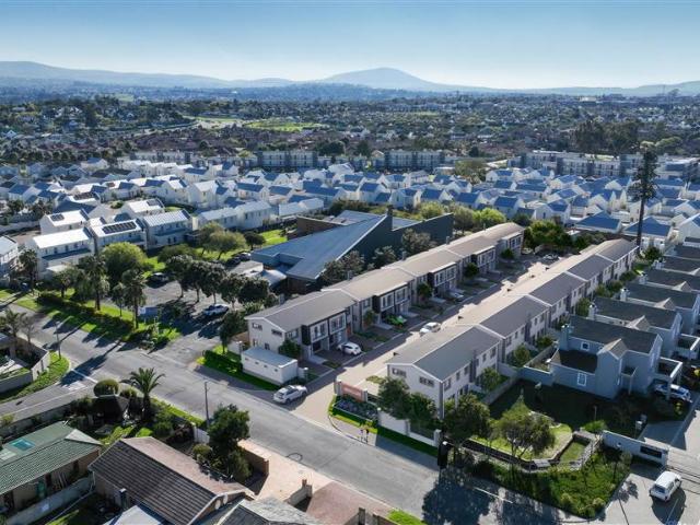 Townhouse for sale in Cape Town, Northern Suburbs