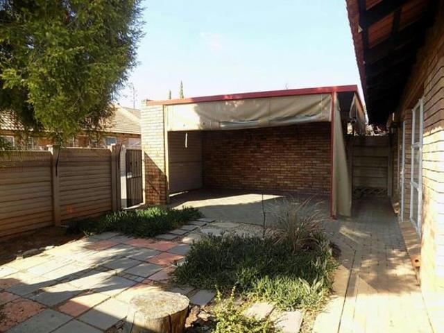 Townhouse for sale in Bloemfontein, Mangaung Metropolitan Municipality
