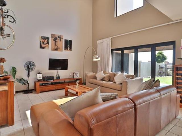 Townhouse for rent in Waterkloof, Gauteng