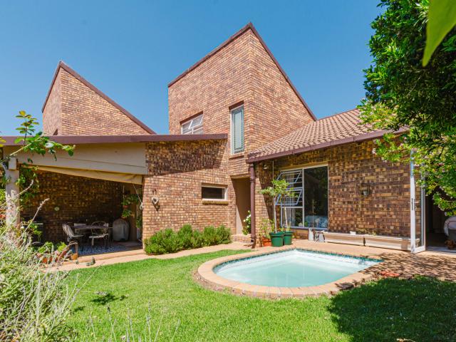 Townhouse for sale in Sandton, City of Johannesburg Metropolitan Municipality
