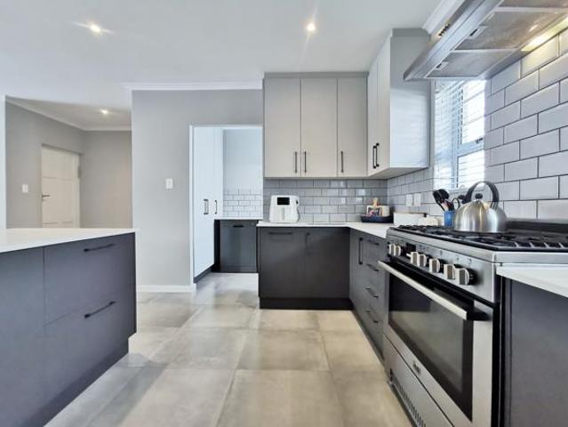 Townhouse for sale in Port Elizabeth, Eastern Cape