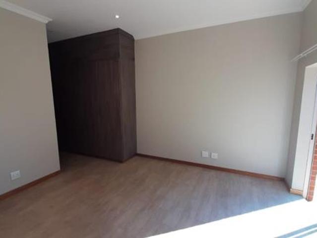 Townhouse for rent in Waterkloof, Gauteng