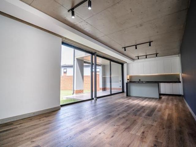 Townhouse for rent in Waterkloof, Gauteng