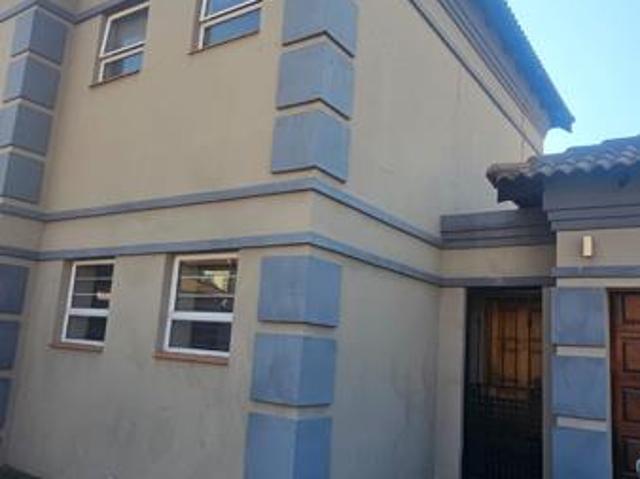 Townhouse for rent in Waterkloof, Gauteng