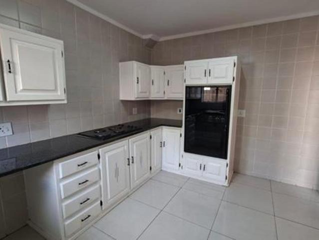 Townhouse for rent in Waterkloof, Gauteng