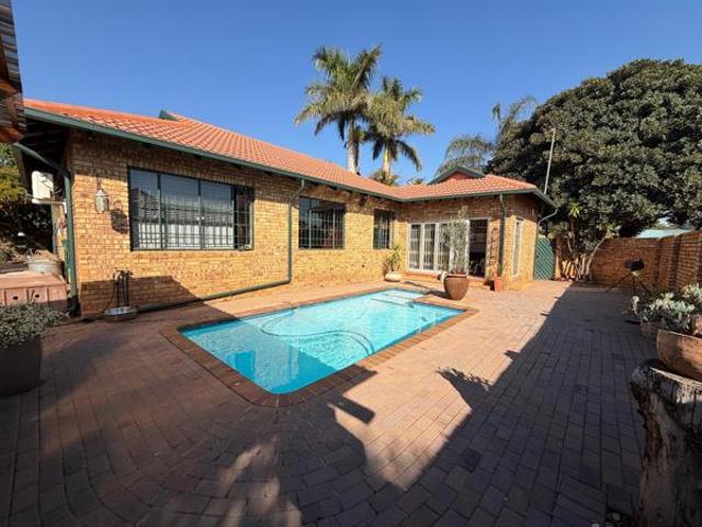 Townhouse for rent in Waterkloof, Gauteng