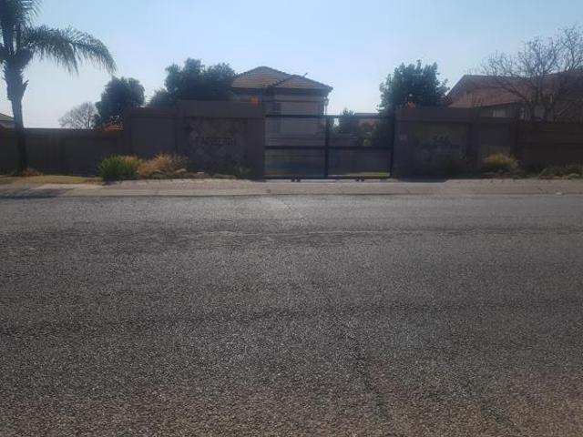 Townhouse for rent in Waterkloof, Gauteng