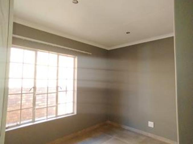 Townhouse for rent in Waterkloof, Gauteng