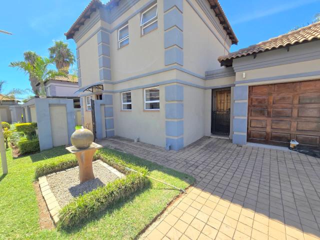 Townhouse for sale in Waterkloof, Gauteng