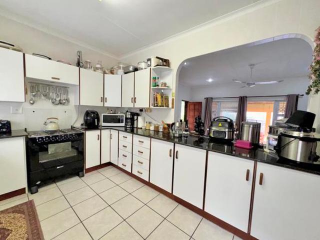 Townhouse for sale in Margate, Hibiscus Coast Local Municipality