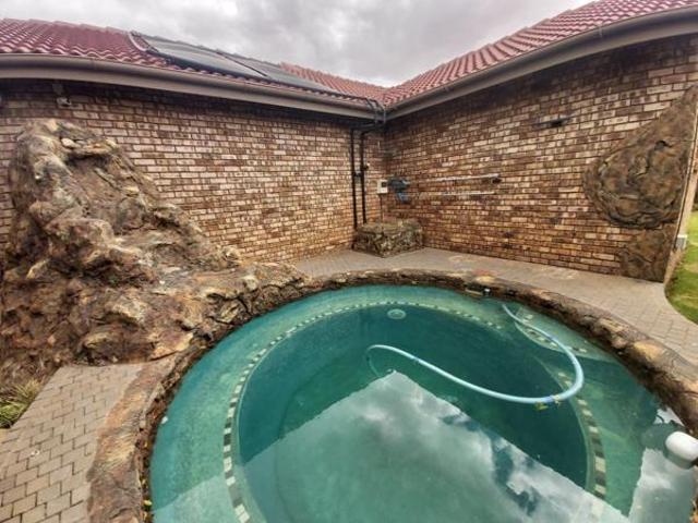Townhouse for sale in Dr Kenneth Kaunda, North West