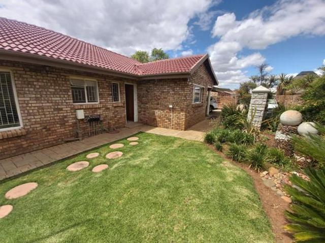 Townhouse for sale in Dr Kenneth Kaunda, North West