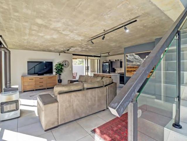 Townhouse for rent in Waterkloof, Gauteng