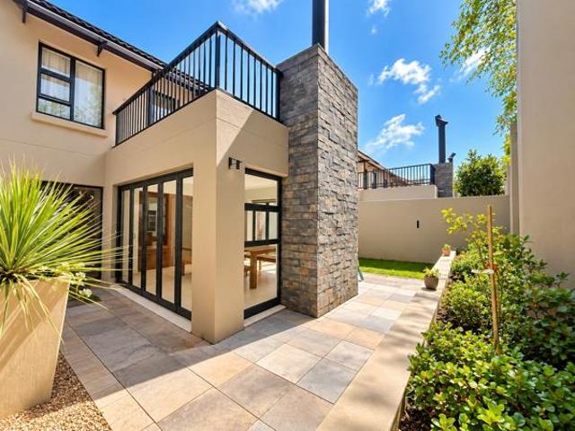 Townhouse for rent in Waterkloof, Gauteng