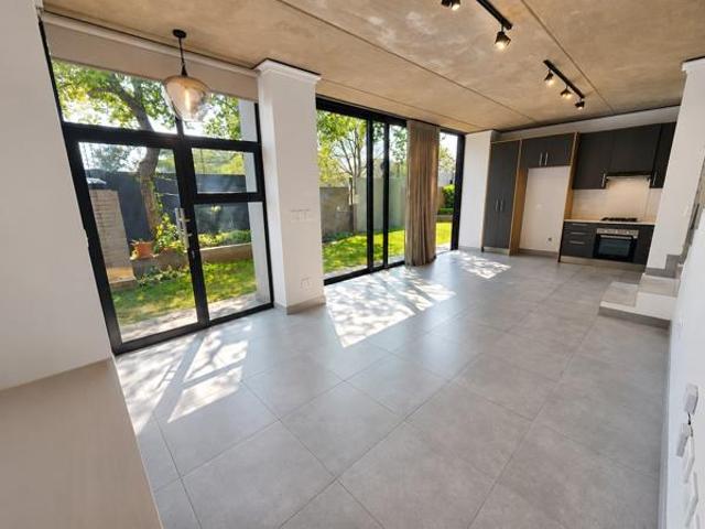 Townhouse for rent in Waterkloof, Gauteng