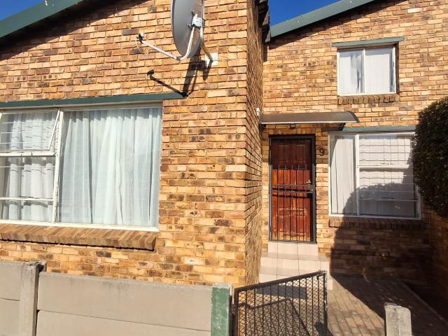 Townhouse for rent in Kagiso, Gauteng