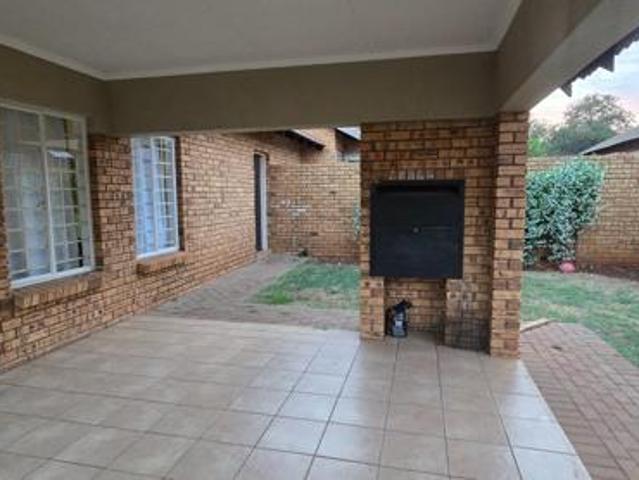 Townhouse for rent in Waterkloof, Gauteng