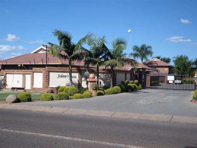 Townhouse for sale in Waterkloof, Gauteng