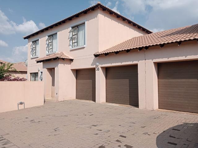 Townhouse for rent in Waterkloof, Gauteng