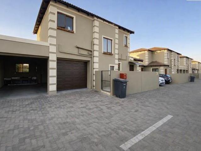 Townhouse for rent in Waterkloof, Gauteng
