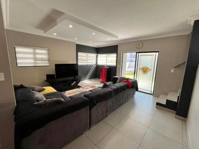Townhouse for rent in Waterkloof, Gauteng