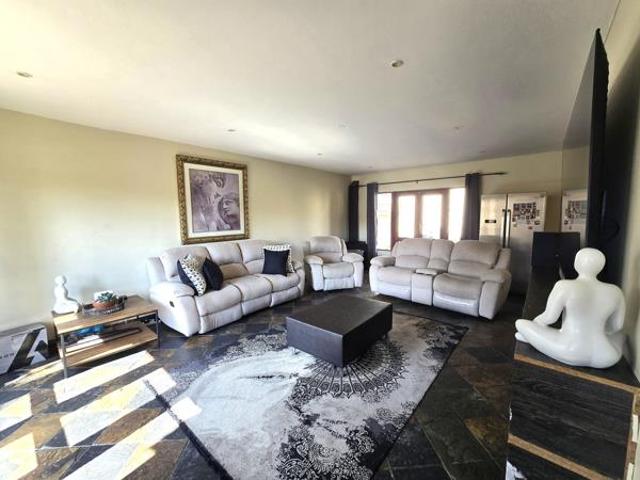 Townhouse for rent in Waterkloof, Gauteng