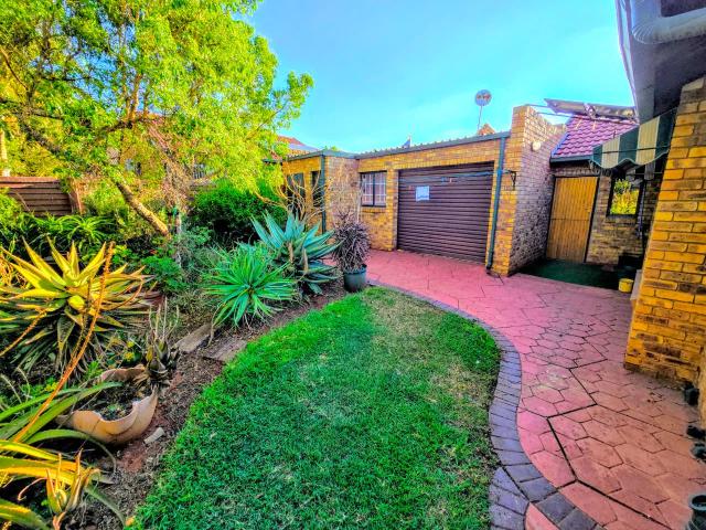 Townhouse for sale in Waterkloof, Gauteng