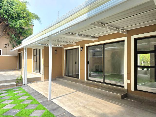 Townhouse for rent in Waterkloof, Gauteng
