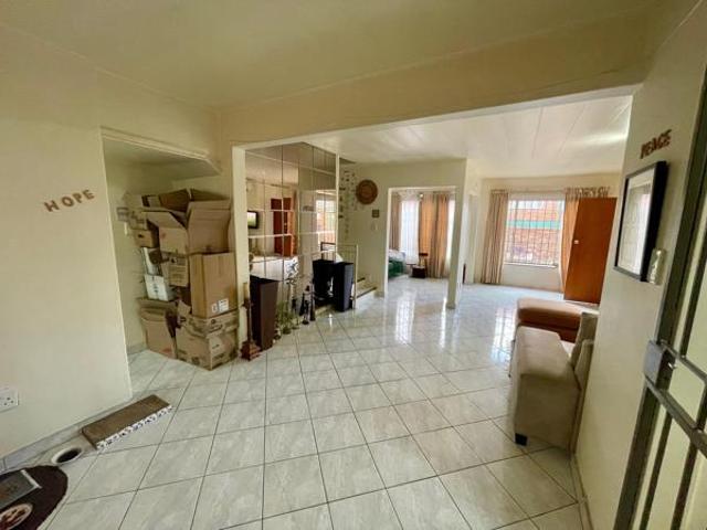 Townhouse for rent in Waterkloof, Gauteng