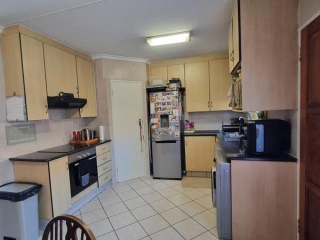 Townhouse for rent in Waterkloof, Gauteng