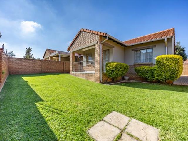 Townhouse for rent in Waterkloof, Gauteng