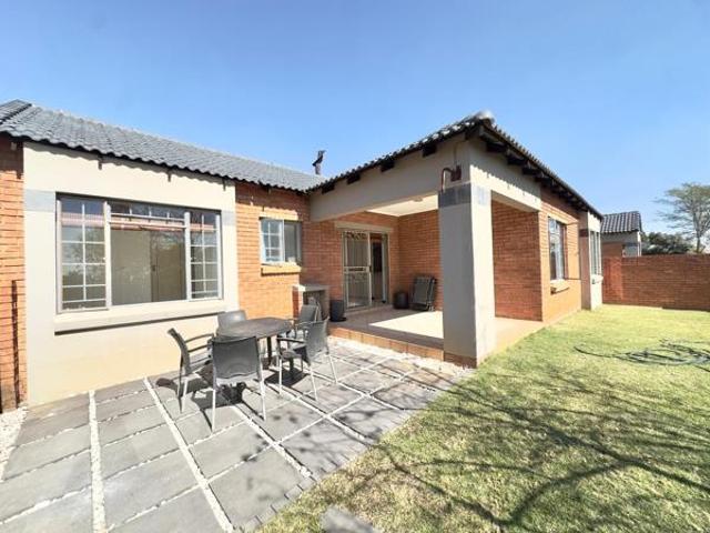 Townhouse for rent in Waterkloof, Gauteng