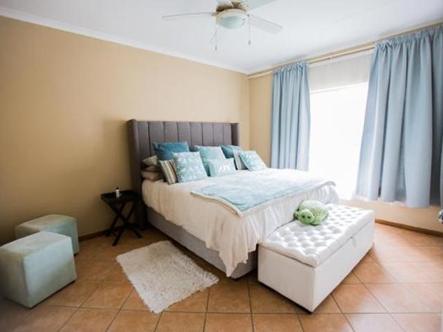 Townhouse for rent in Waterkloof, Gauteng
