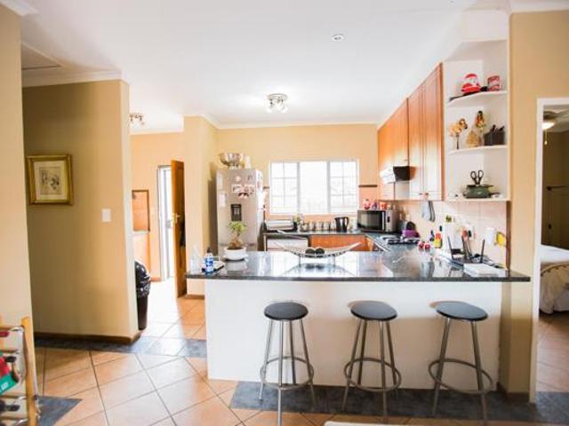 Townhouse for rent in Waterkloof, Gauteng