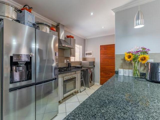 Townhouse for rent in Waterkloof, Gauteng