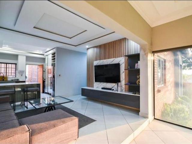 Townhouse for rent in Waterkloof, Gauteng