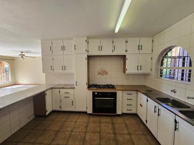Townhouse for rent in Waterkloof, Gauteng