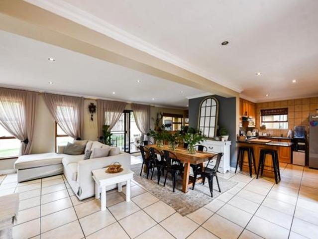 Townhouse for rent in Waterkloof, Gauteng