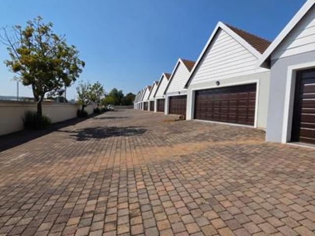 Townhouse for rent in Waterkloof, Gauteng