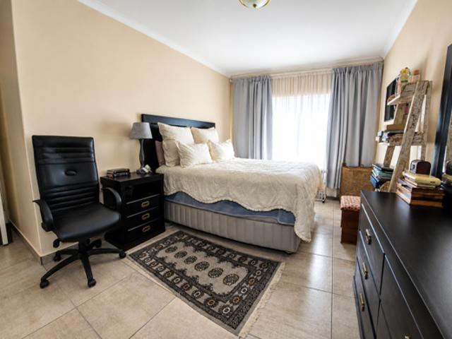 Townhouse for rent in Waterkloof, Gauteng