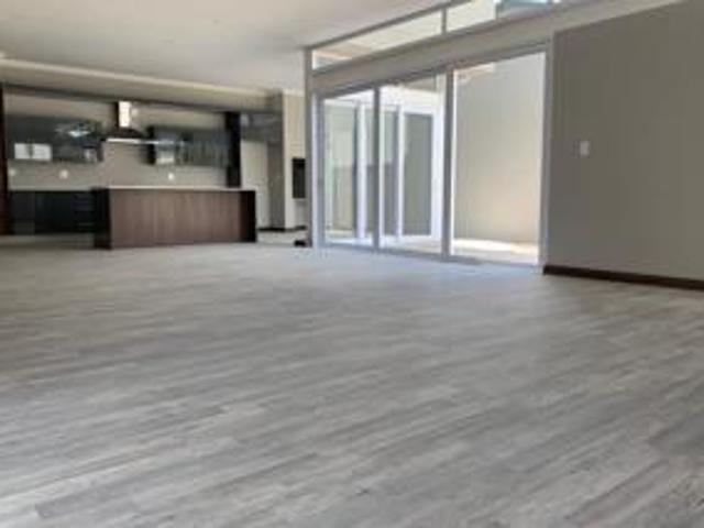 Townhouse for rent in Waterkloof, Gauteng