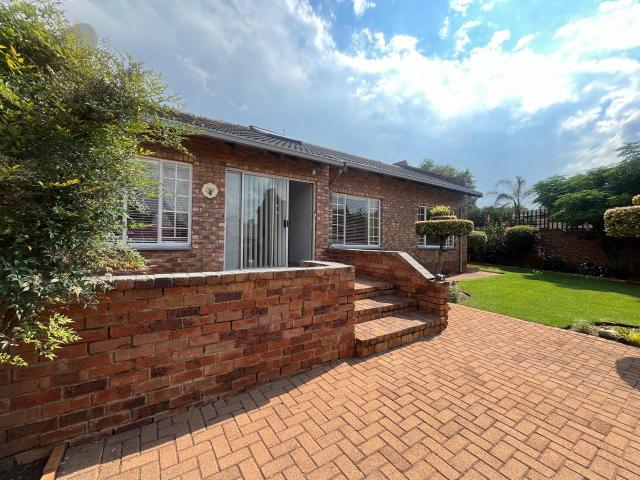 Townhouse for rent in Krugersdorp, Mogale City Local Municipality