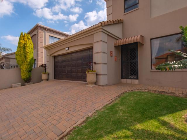 Townhouse for rent in Krugersdorp, Mogale City Local Municipality