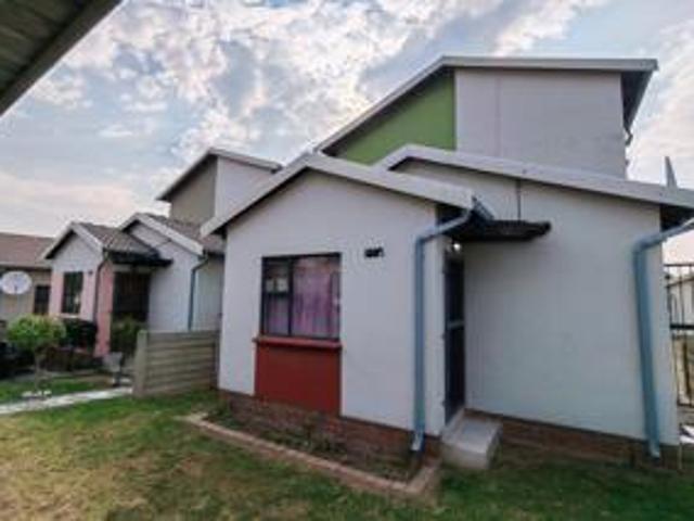 Townhouse for sale in Vosloorus, Gauteng