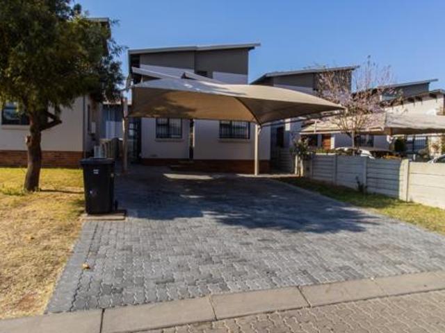 Townhouse for sale in Vosloorus, Gauteng
