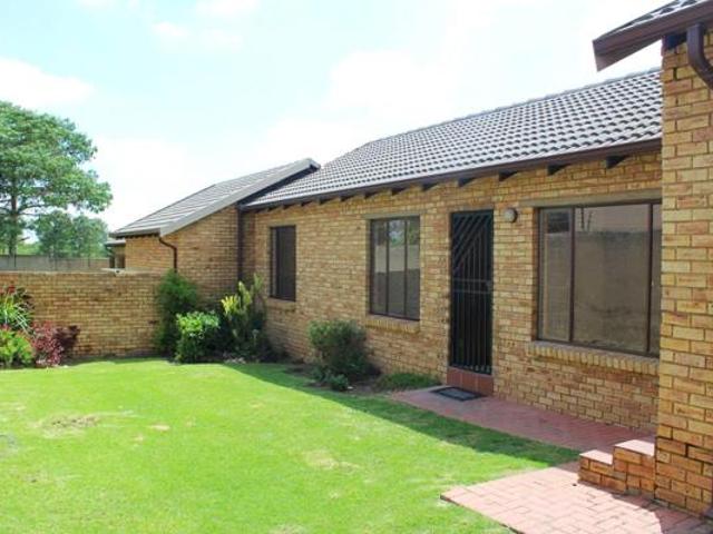 Townhouse for rent in Vosloorus, Gauteng