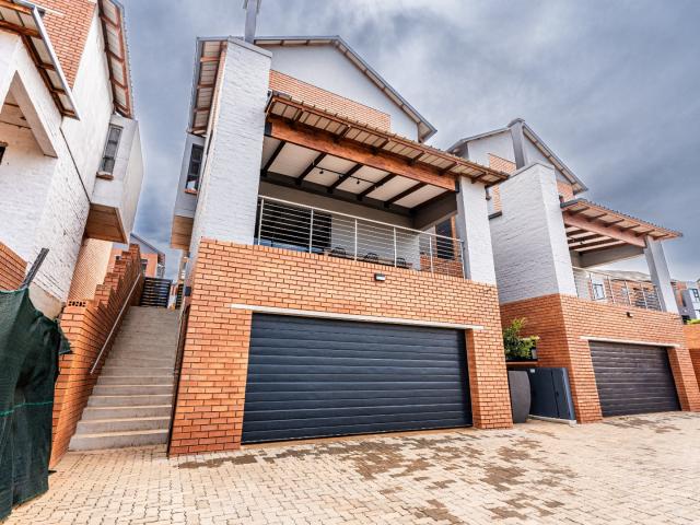 Townhouse for rent in Waterkloof, Gauteng